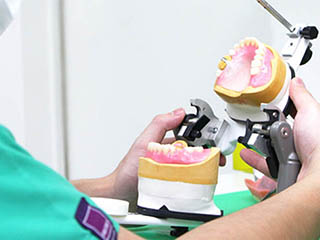 専門医とのチームによる入れ歯治療_技工風景